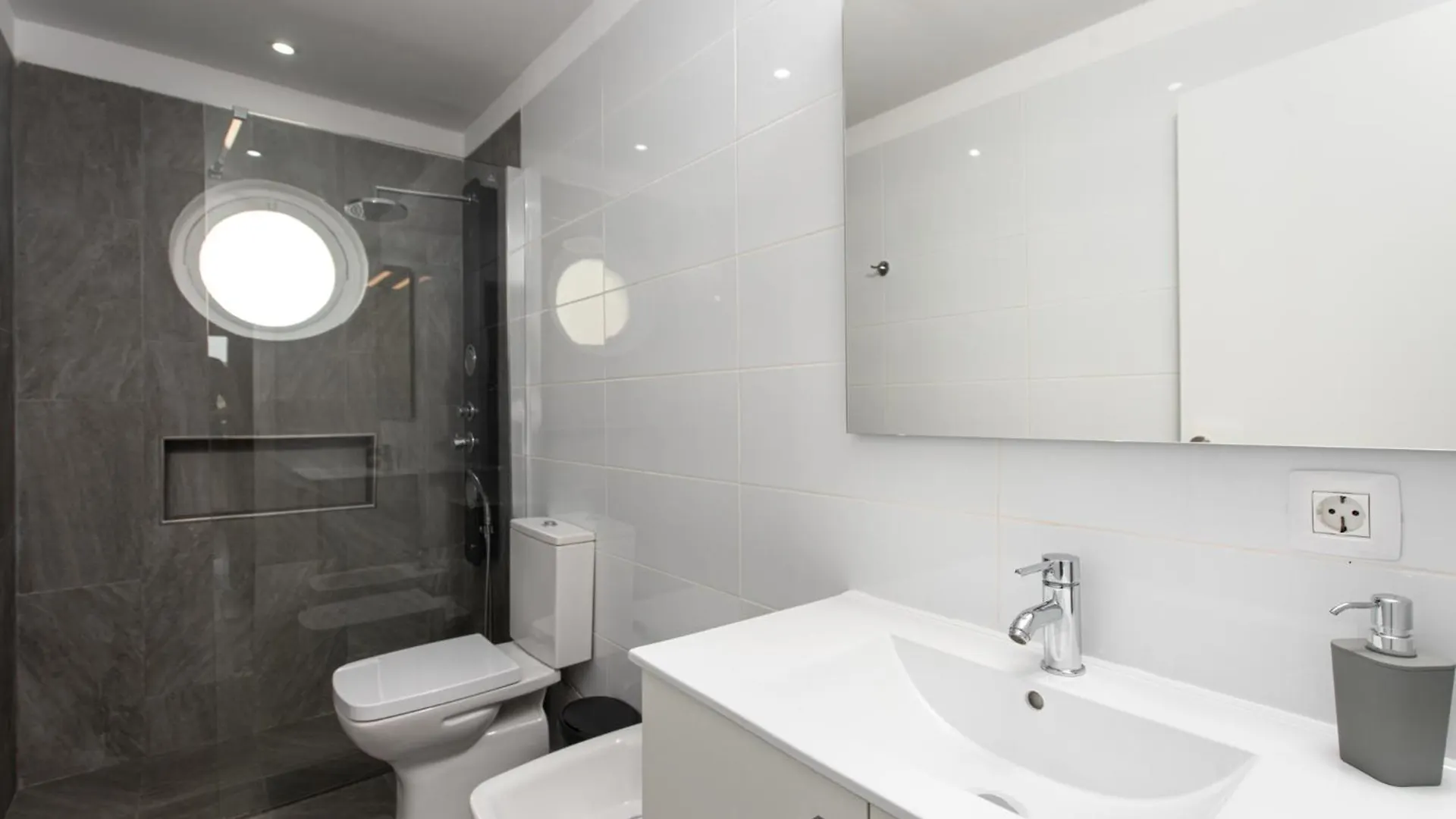 Apartment Central Location - Walk To The Beach, Shops & Dining Playa de las Americas  Spain