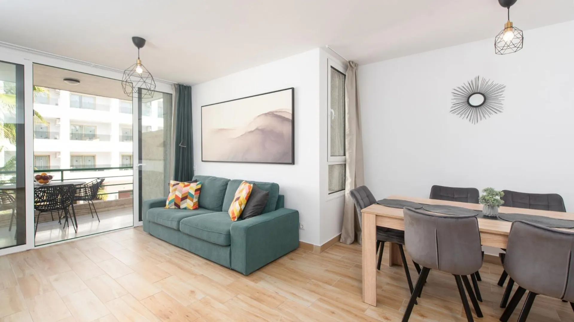 Apartment Central Location - Walk To The Beach, Shops & Dining Playa de las Americas