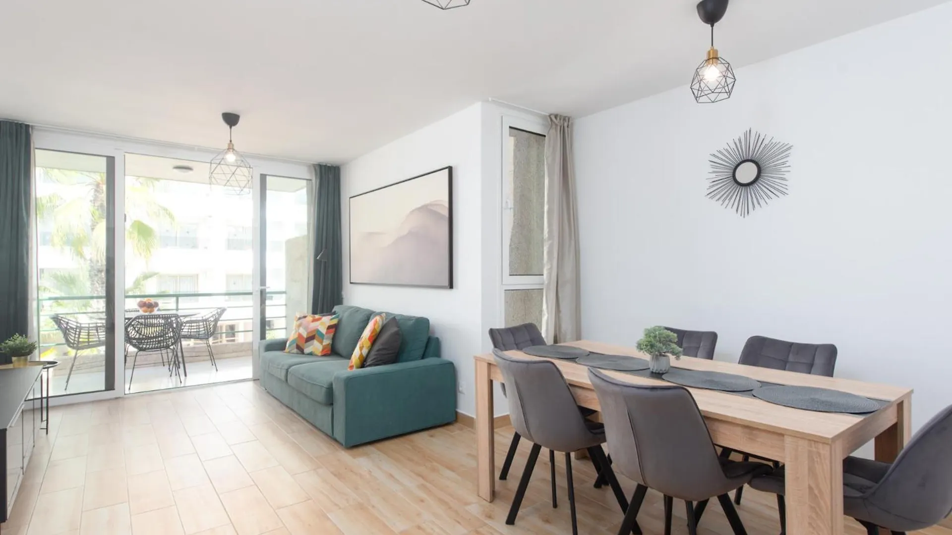 Central Location - Walk To The Beach, Shops & Dining Playa de las Americas  Apartment