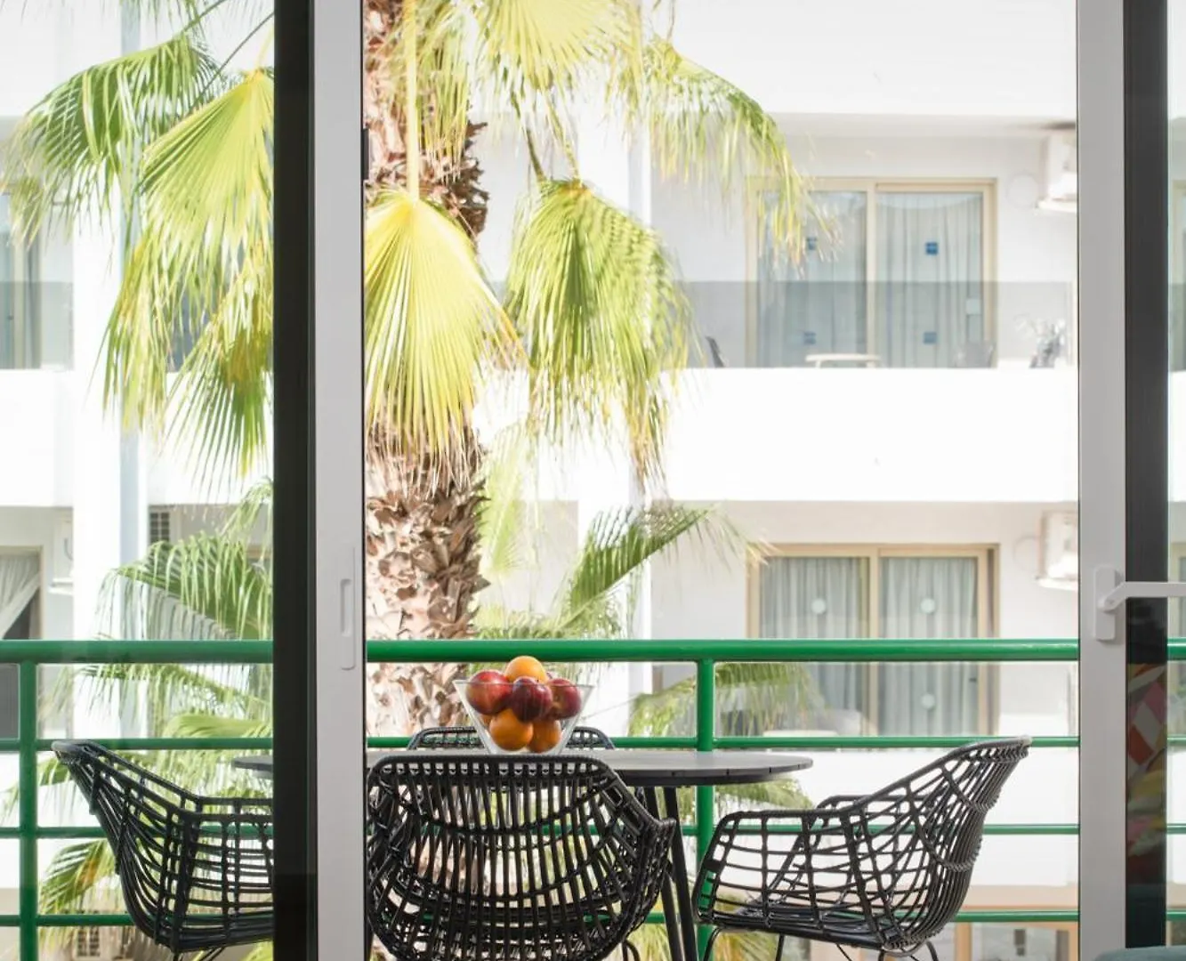 Central Location - Walk To The Beach, Shops & Dining Playa de las Americas  Spain