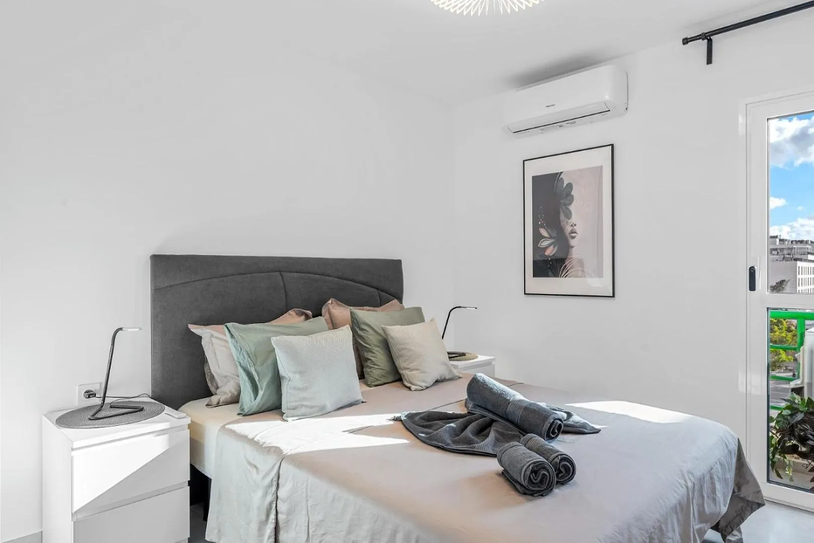 Apartment Central Location - Walk To The Beach, Shops & Dining Playa de las Americas  Spain