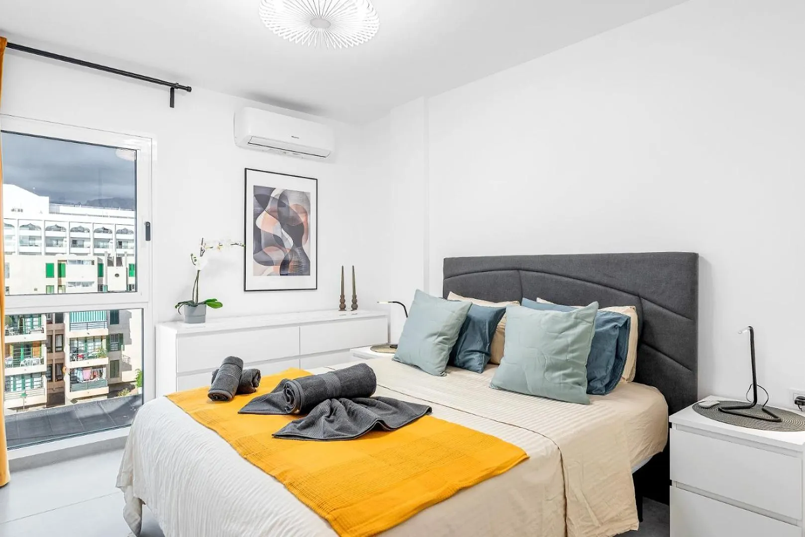 Central Location - Walk To The Beach, Shops & Dining Playa de las Americas  Apartment Playa de las Americas (Tenerife)